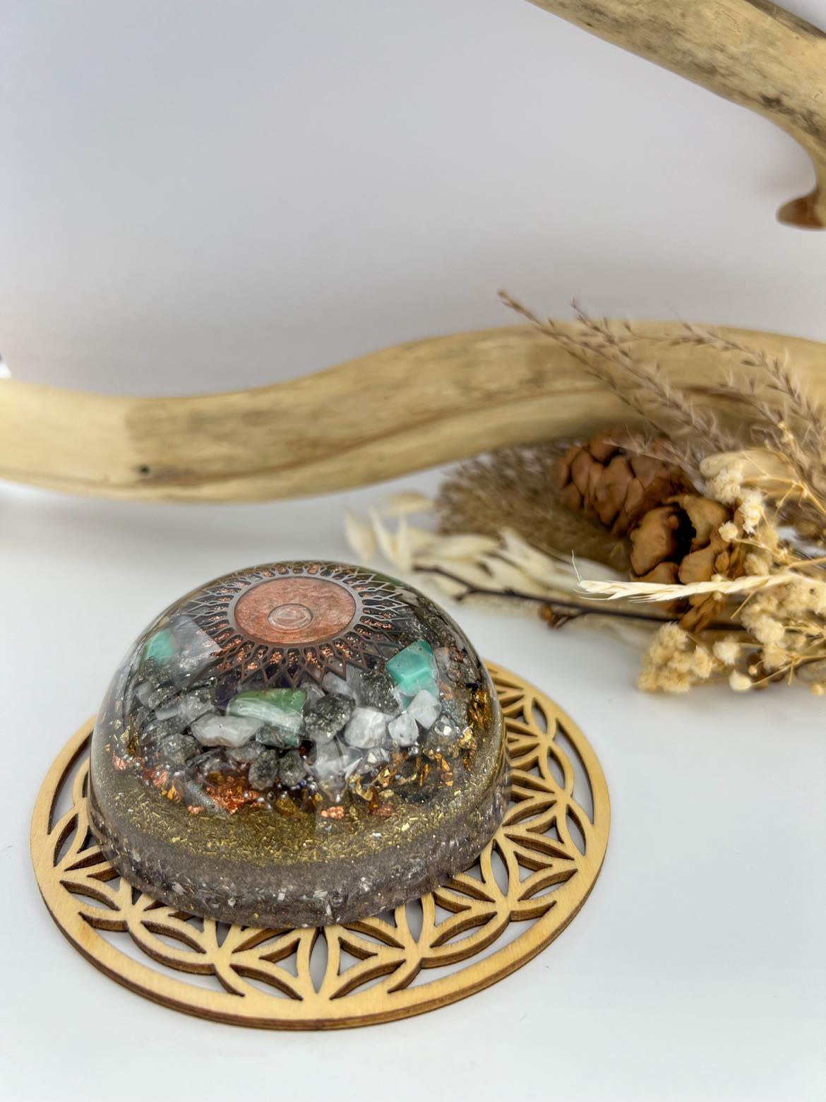 Orgonite Chysoprase Pyrite Pierre de Lune Cristal de roche Quartz rose Améthyste Shungite dôme Lorgone protection bordeaux