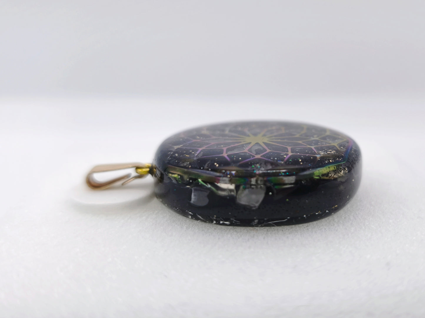 Orgonite Pendentif Protection : Lotus de vie, Cristal de roche.