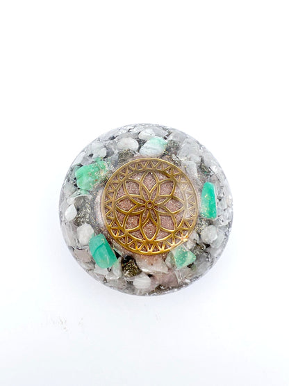 Orgonite Galet - Fleur de vie, Chrysoprase, Pierre de Lune et Pyrite.