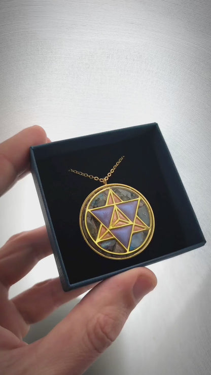 Pendentif Orgonite Merkaba – Labradorite, Pierre du Soleil, Cristal de Roche
