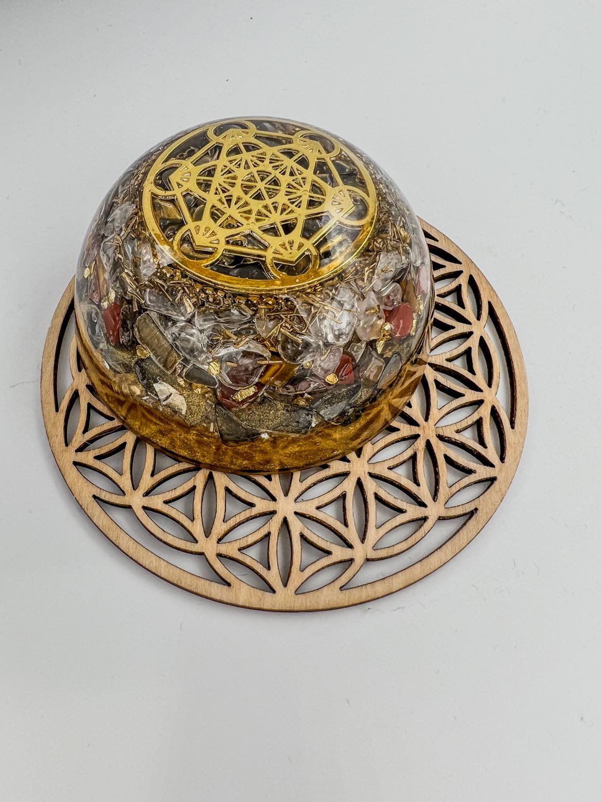 Orgonite Dôme - Métatron, Tourmaline Noire, Œil de Tigre, Jaspe rouge.