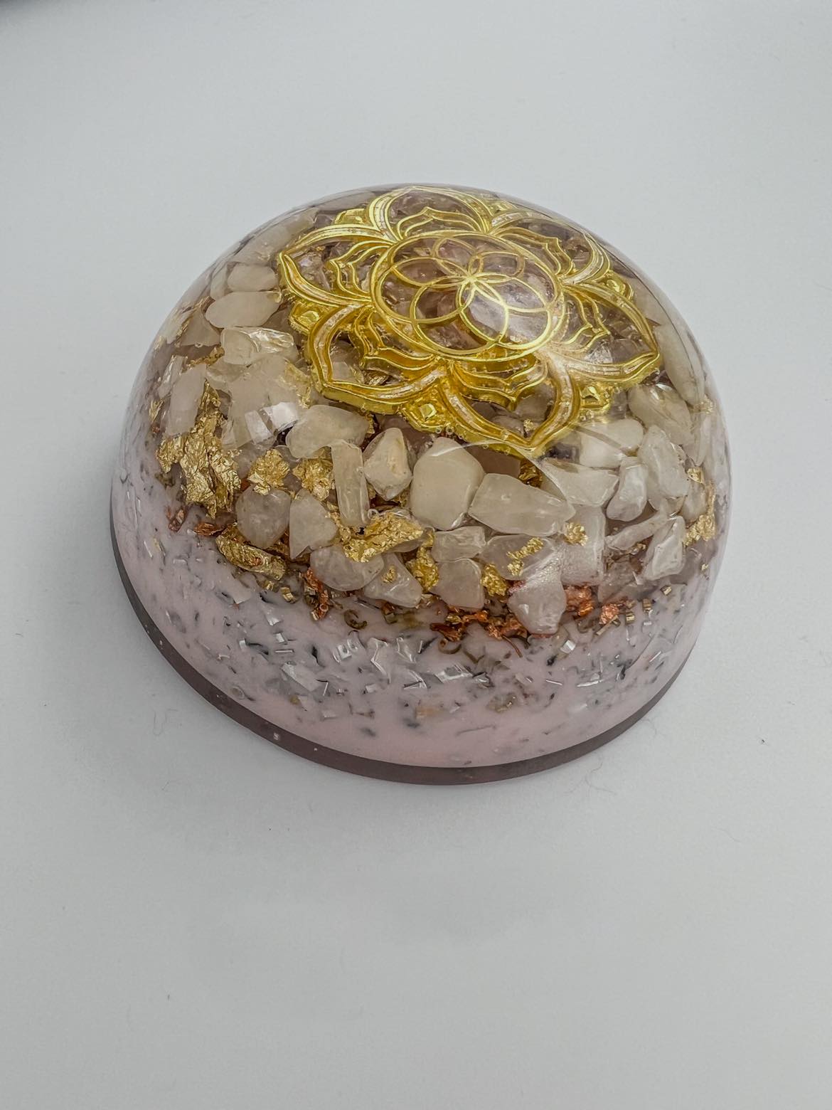 Orgonite Dôme - Graine de vie sur Lotus, Quartz neige, Cristal de roche.
