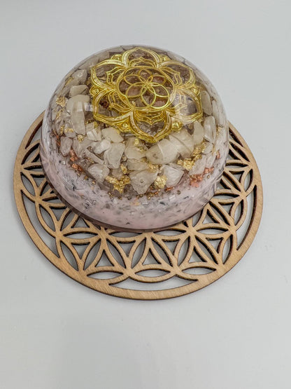 Orgonite Dôme - Graine de vie sur Lotus, Quartz neige, Cristal de roche.