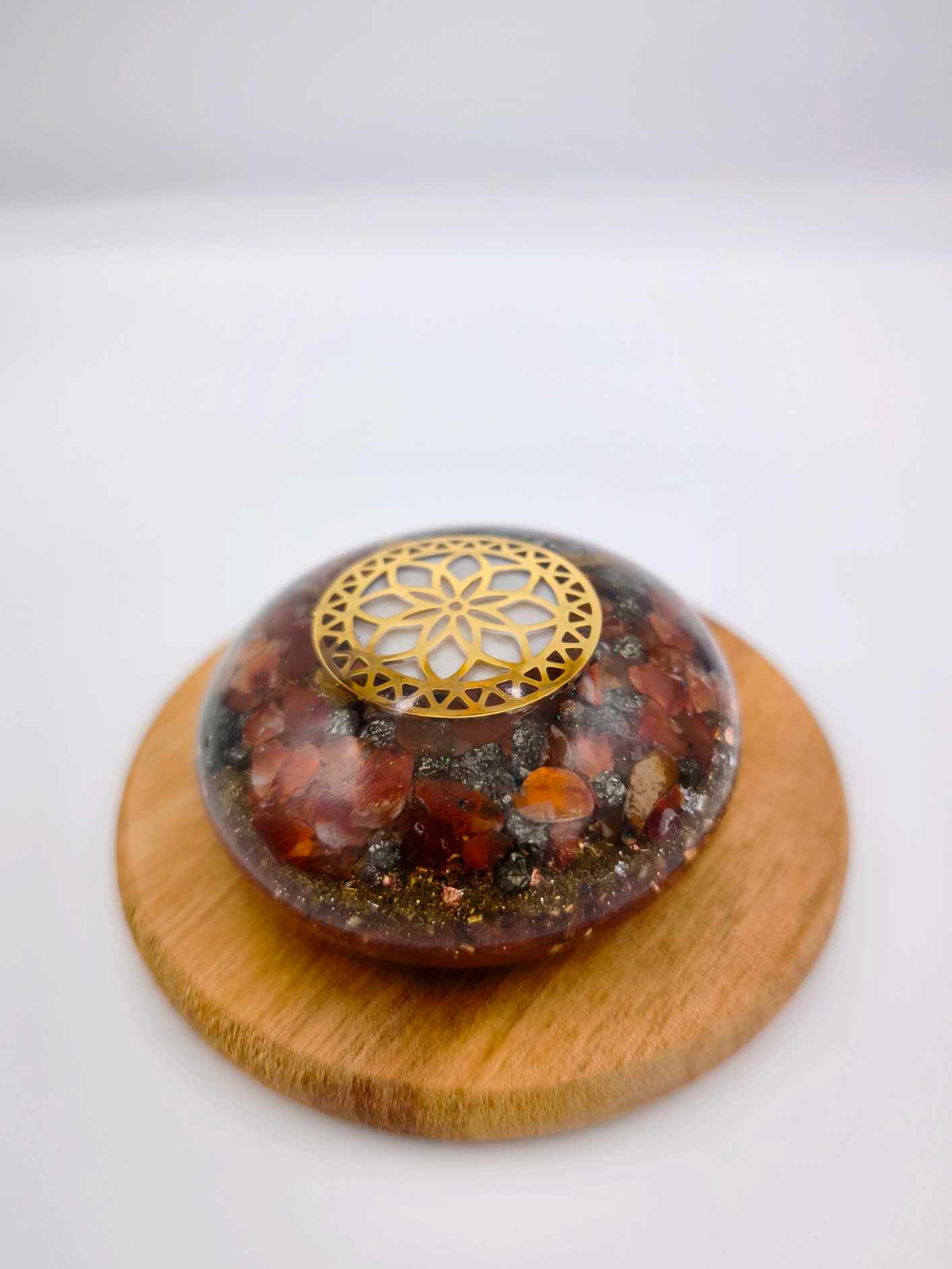 Orgonite Galet - Graine de Vie, Cornaline, Pyrite.