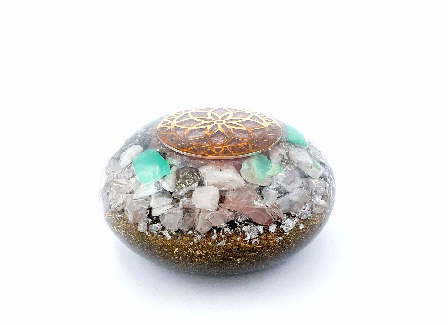 Orgonite Galet - Fleur de vie, Chrysoprase, Pierre de Lune et Pyrite.