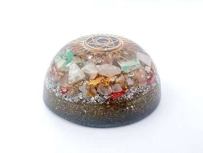 Orgonite Dôme : Expansion Solaire, Chrysoprase, Aiguë-marine et Corail rouge.