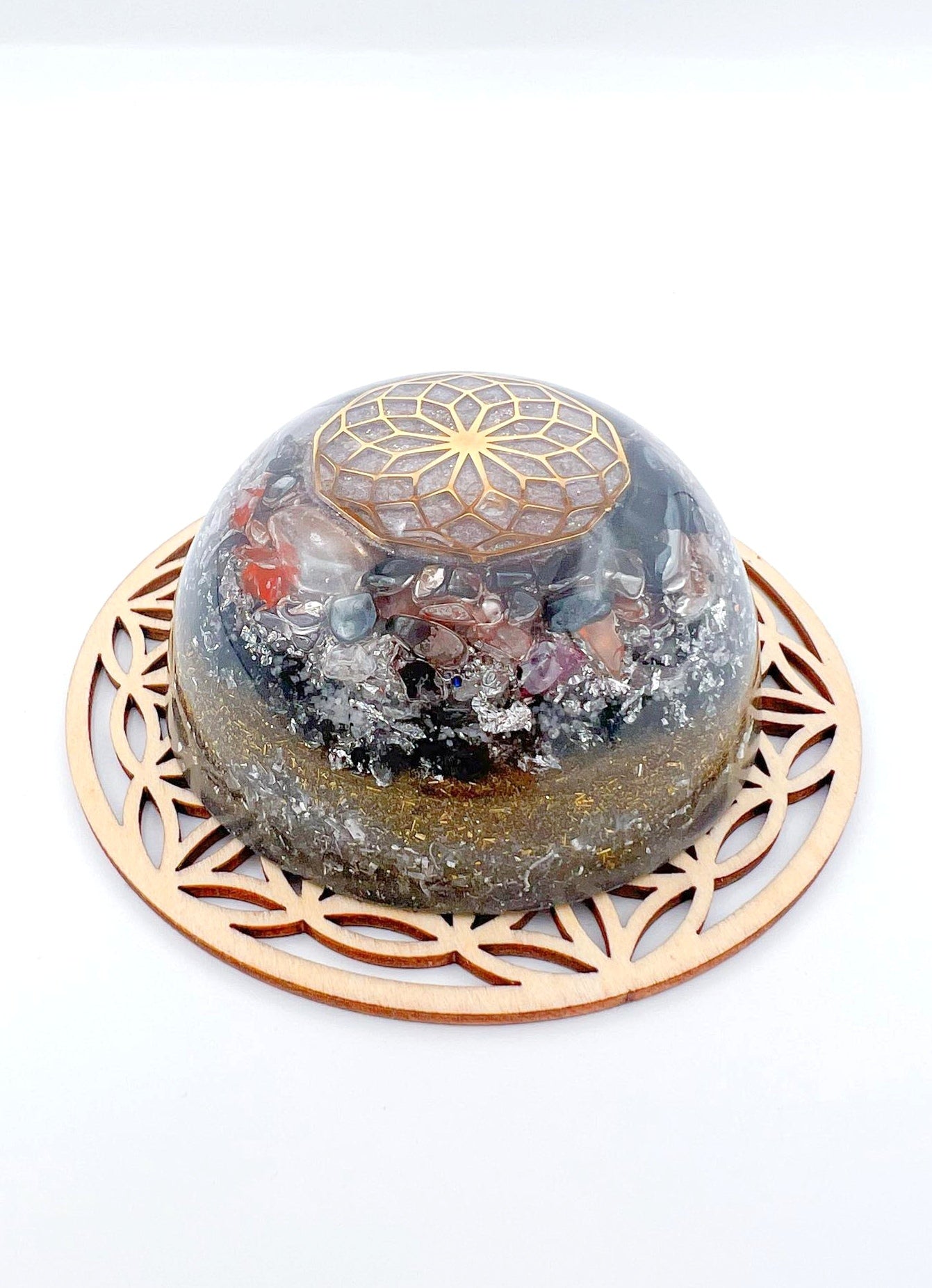 Orgonite Dôme : Lotus de vie, Cornaline, Grenat, Tourmaline Noire.