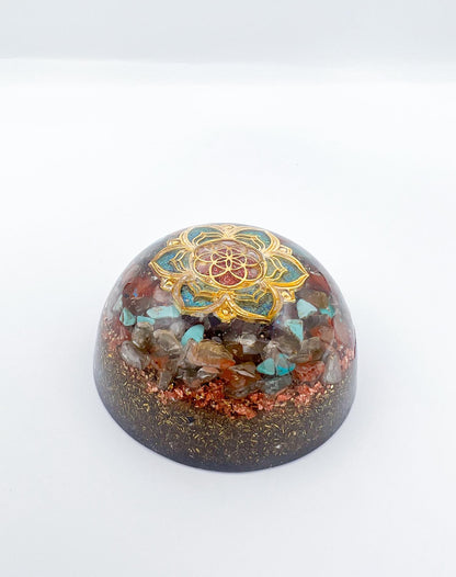 Orgonite Dôme : Graine de vie sur Lotus, Turquoise, Pierre du Soleil et Labradorite.