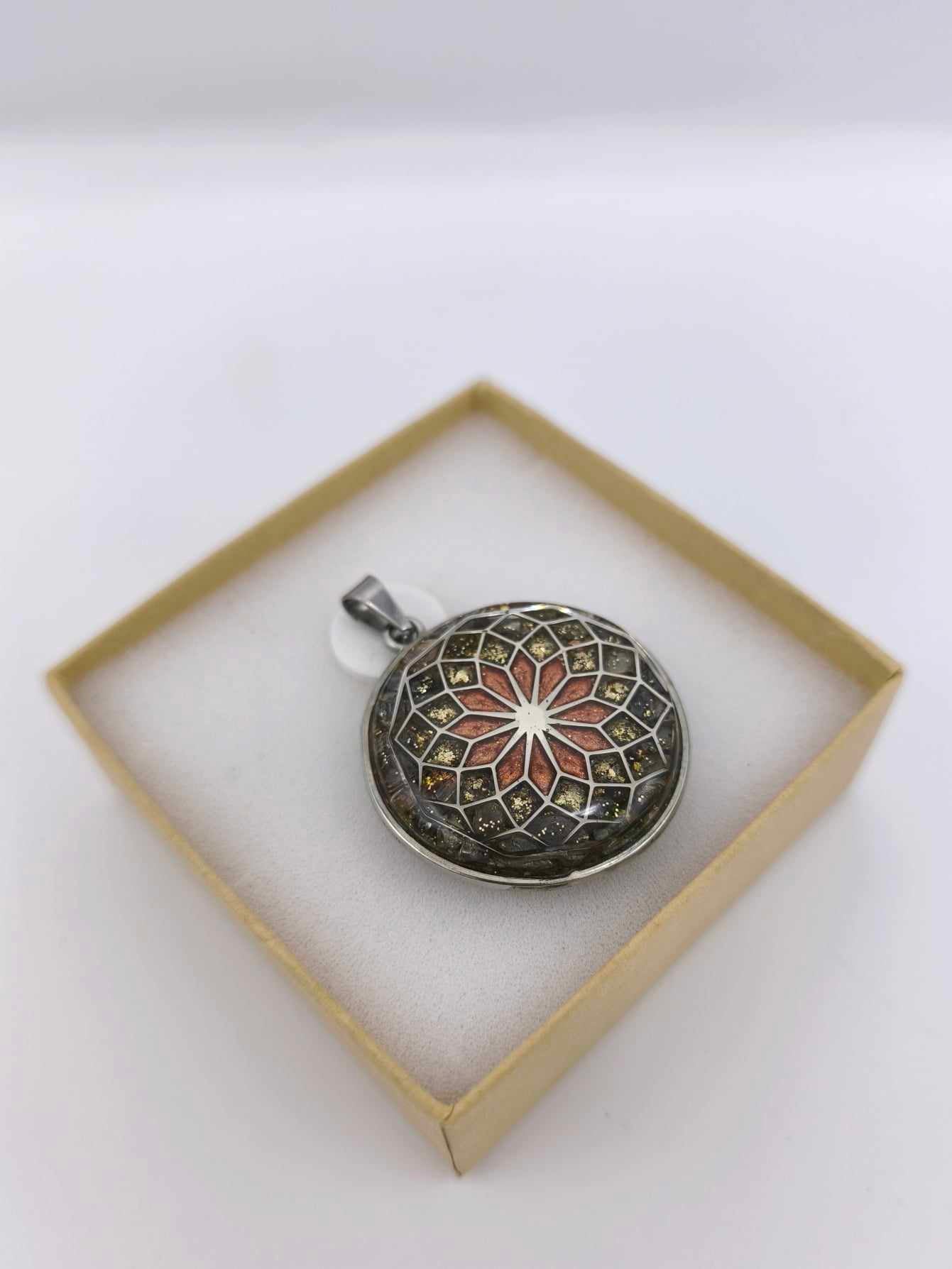 Orgonite Pendentif : Tourmaline multicolore, Cristal de Roche.