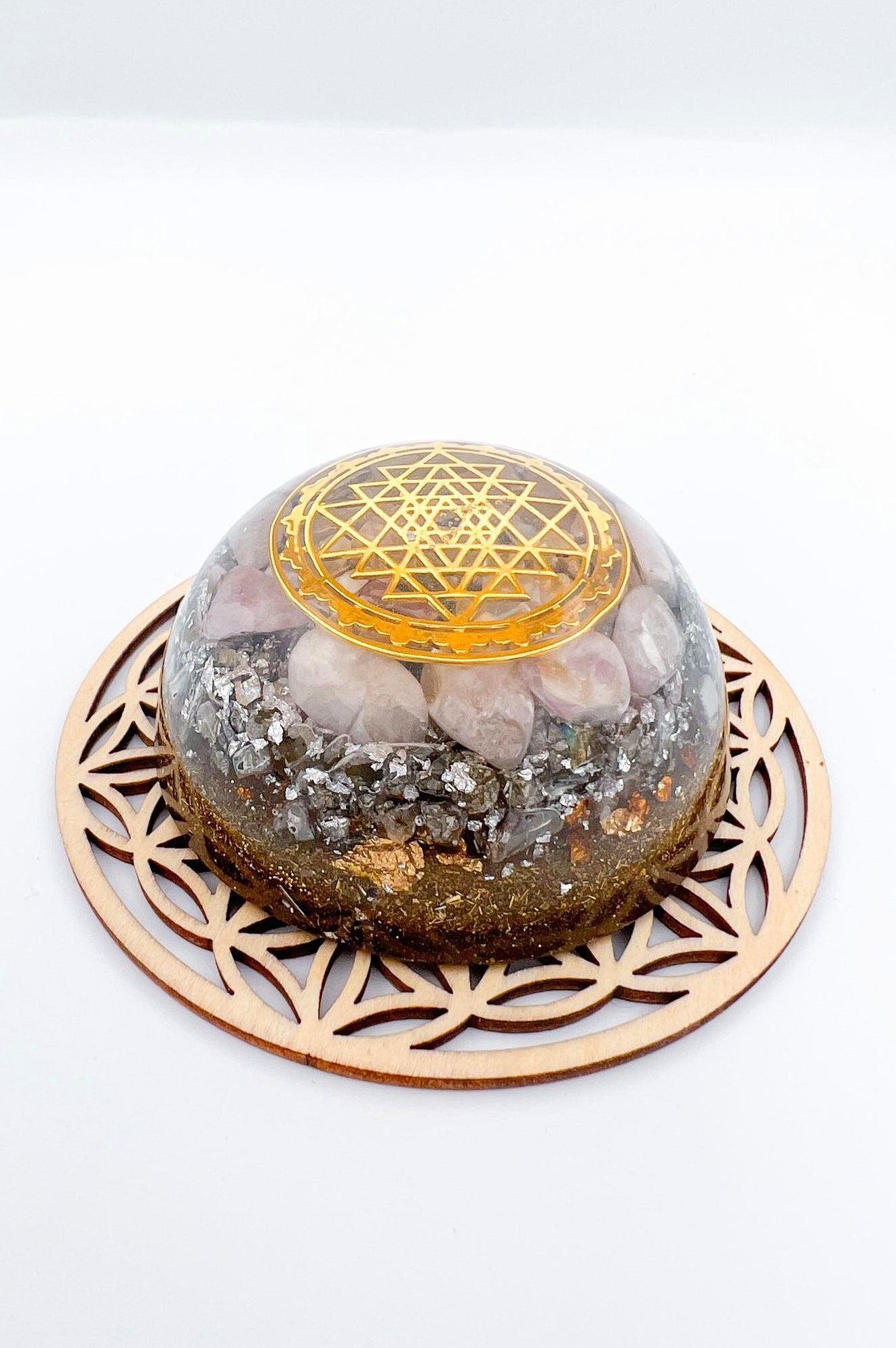 Orgonite Dôme : Sri Yantra, Kunzite et Pyrite.