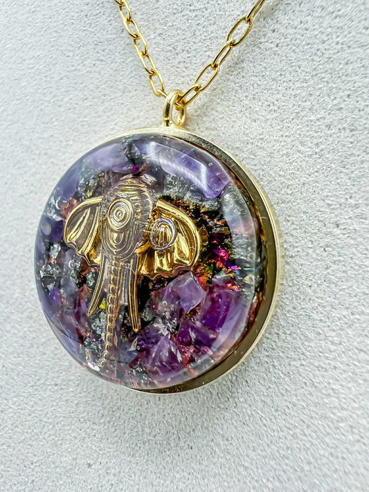 ✨ Pendentif Orgonite – Éléphant Sacré, Améthyste, Pyrite et Cristal de Roche ✨