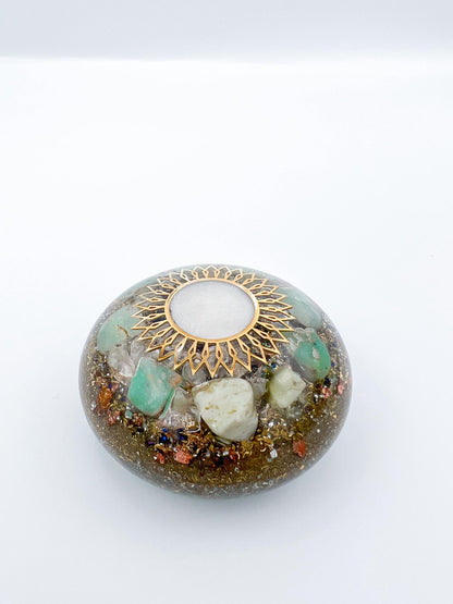 Orgonite Galet - Chrysoprase et Cristal de roche.