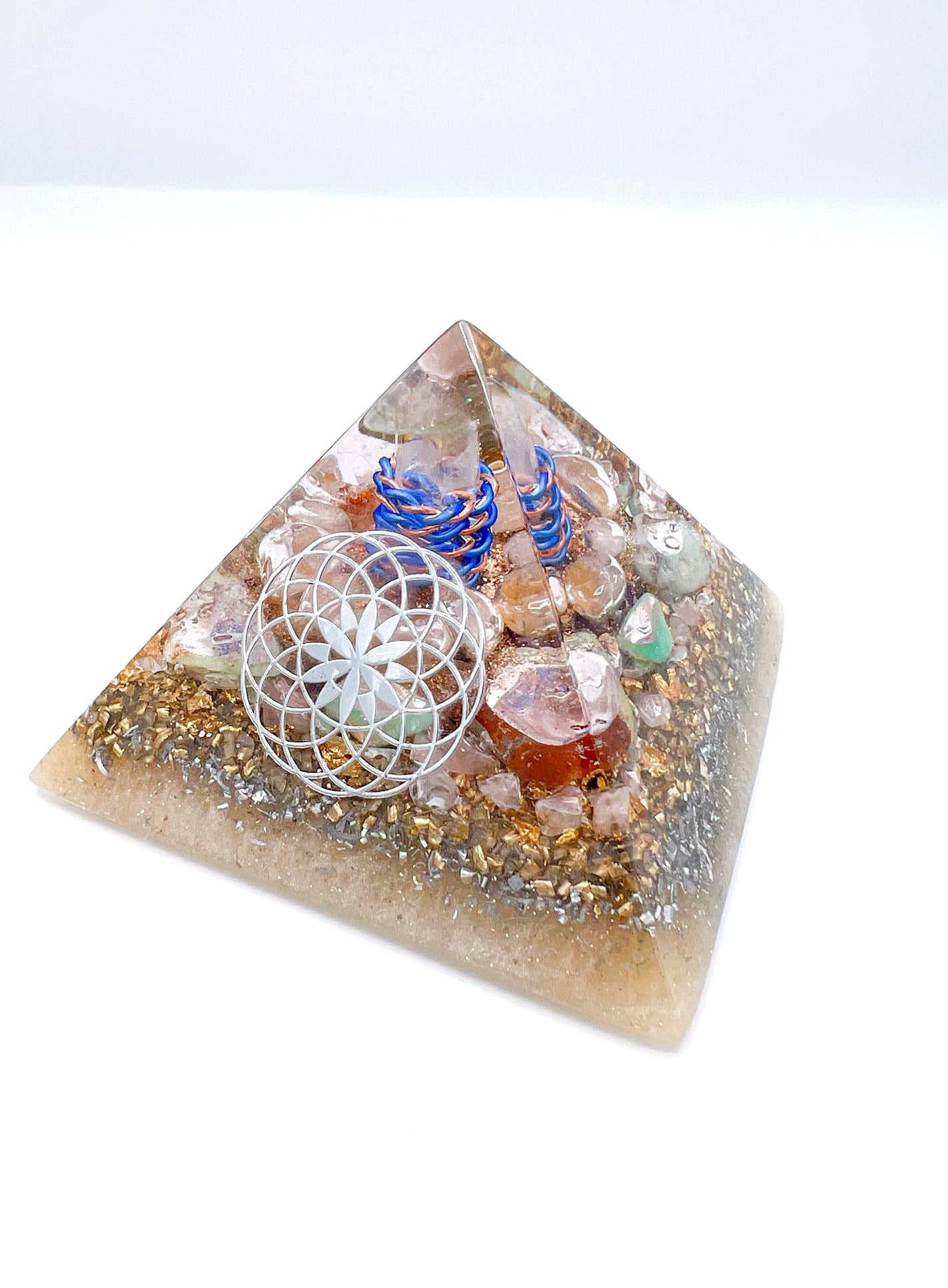 Orgonite Pyramide - Fleur de Vie, Chrysoprase, Citrine et Cornaline.