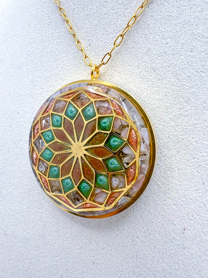 Pendentif Orgonite - Lotus de vie, Pierre du soleil, tourmaline multicolore.