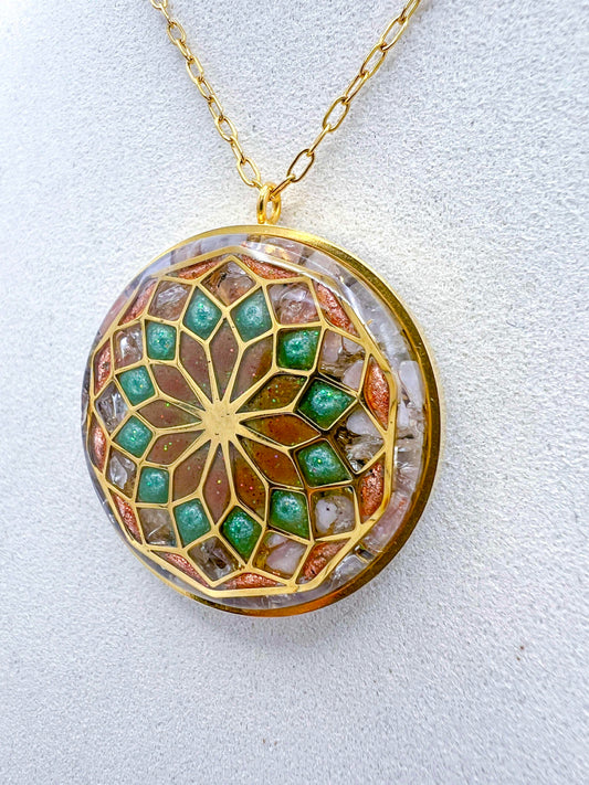Pendentif Orgonite - Lotus de vie, Pierre du soleil, tourmaline multicolore.
