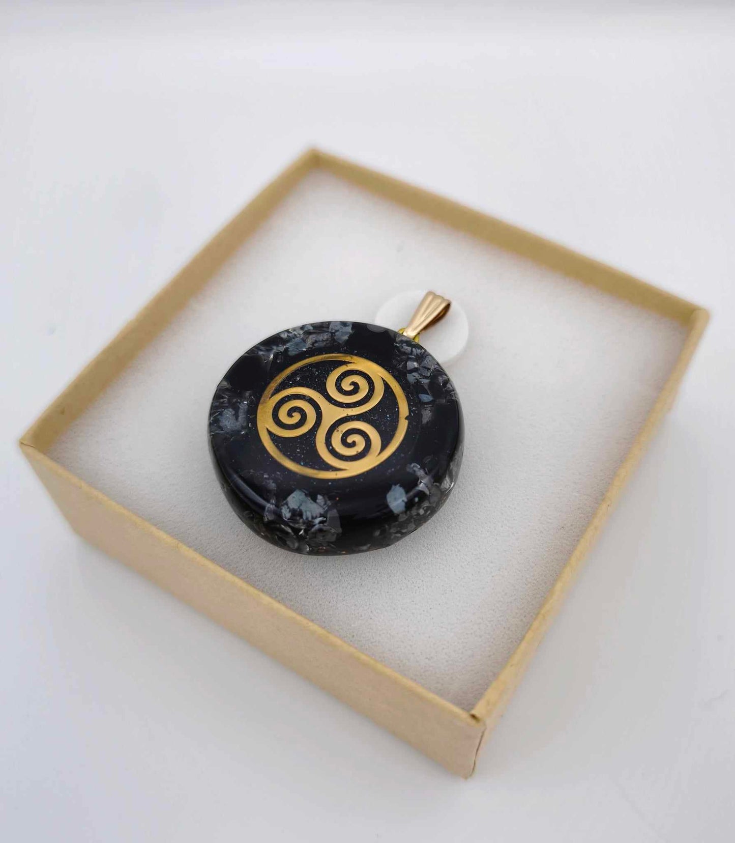 ORGONITE PENDENTIF -TRISKEL, OBSIDIENNE NOIRE ET TACHETEE.