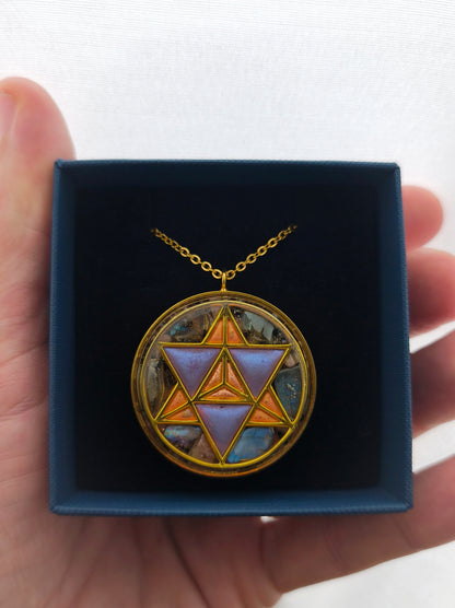 Pendentif Orgonite Merkaba – Labradorite, Pierre du Soleil, Cristal de Roche