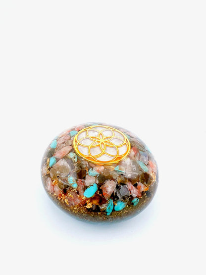 Orgonite Galet - Labradorite, Pierre du Soleil et Turquoise.