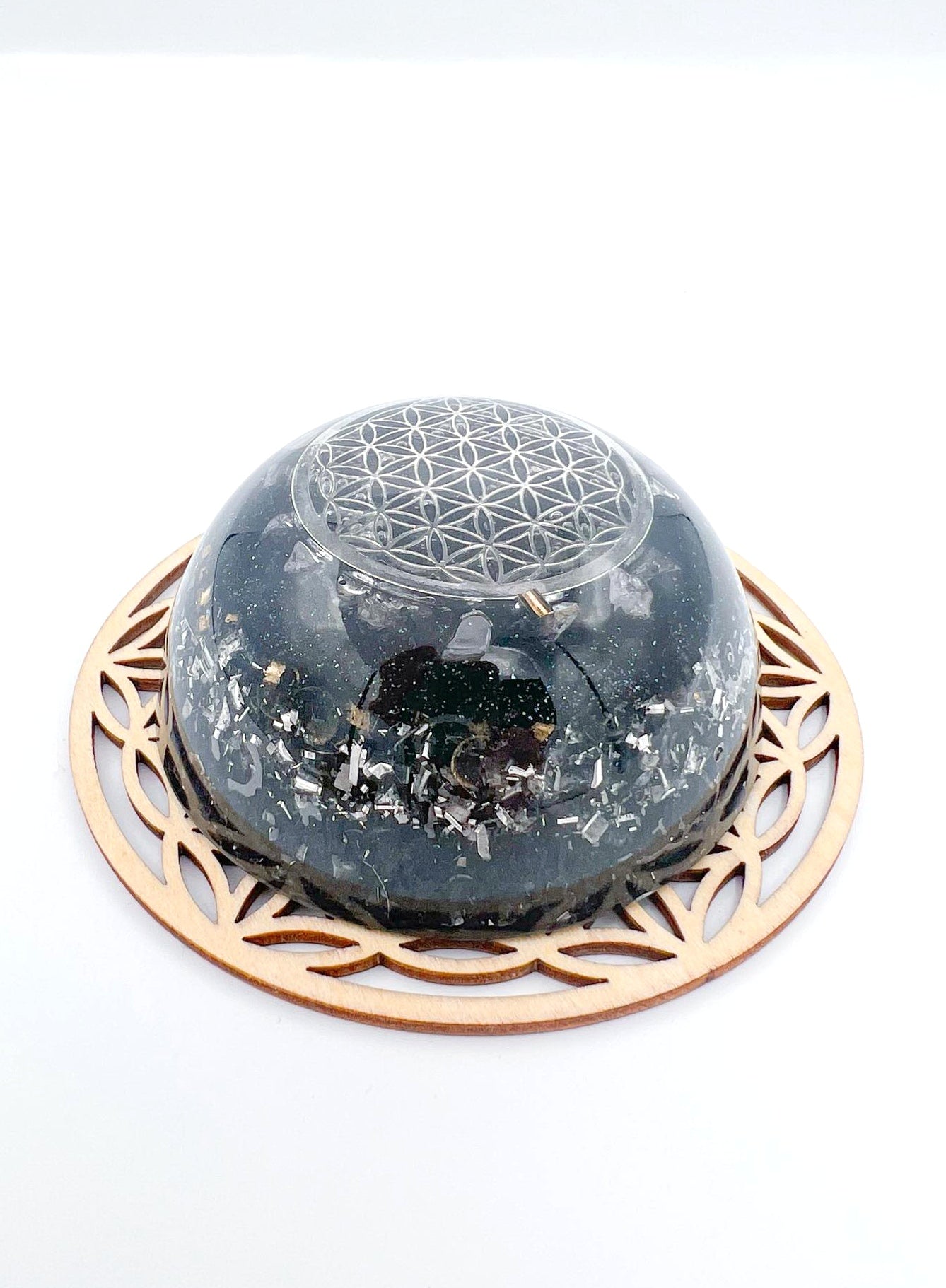 Orgonite Dôme : Fleur de vie, Quartz Neige, Shungite, Cristal de roche.