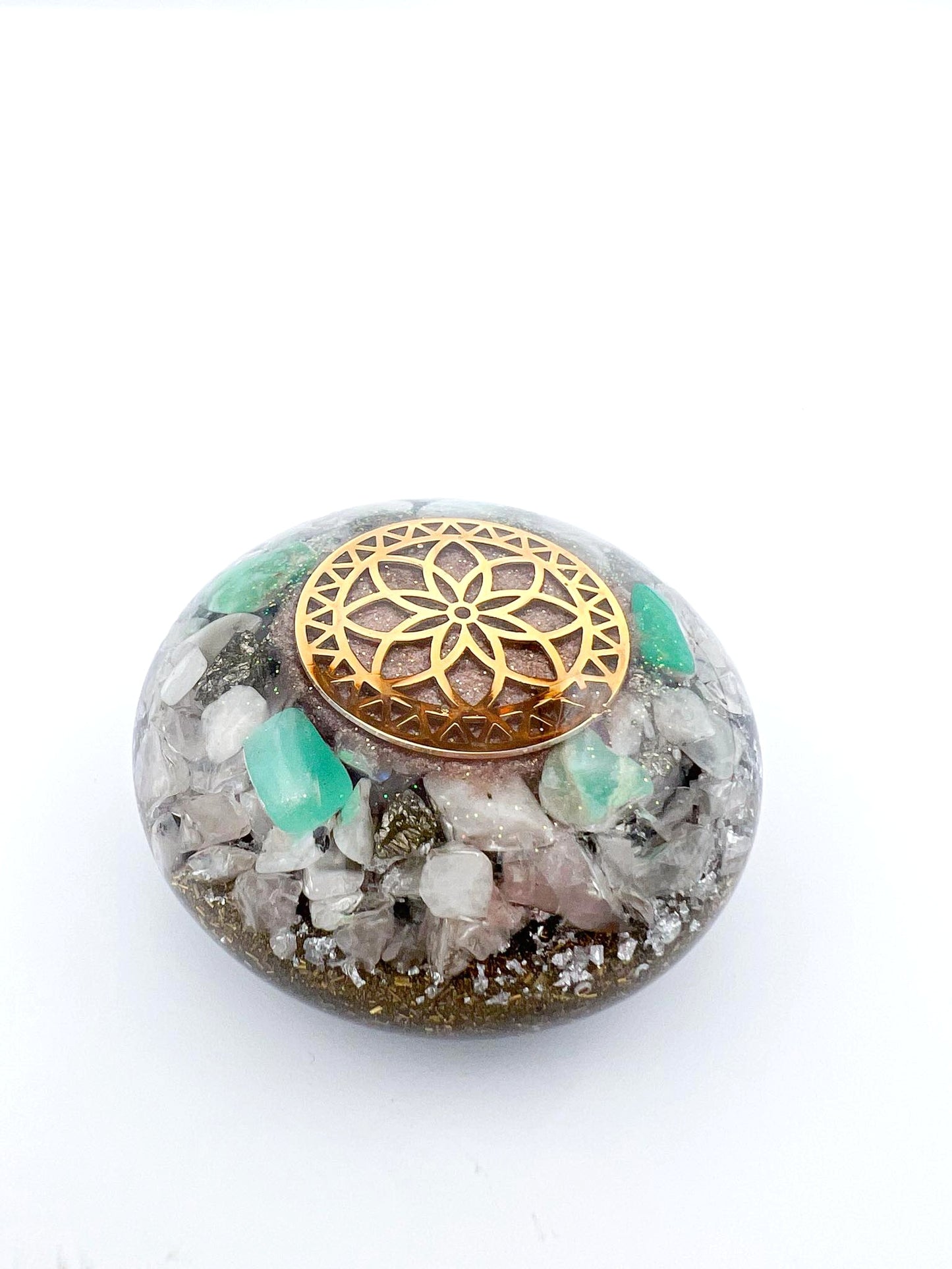 Orgonite Galet - Fleur de vie, Chrysoprase, Pierre de Lune et Pyrite.