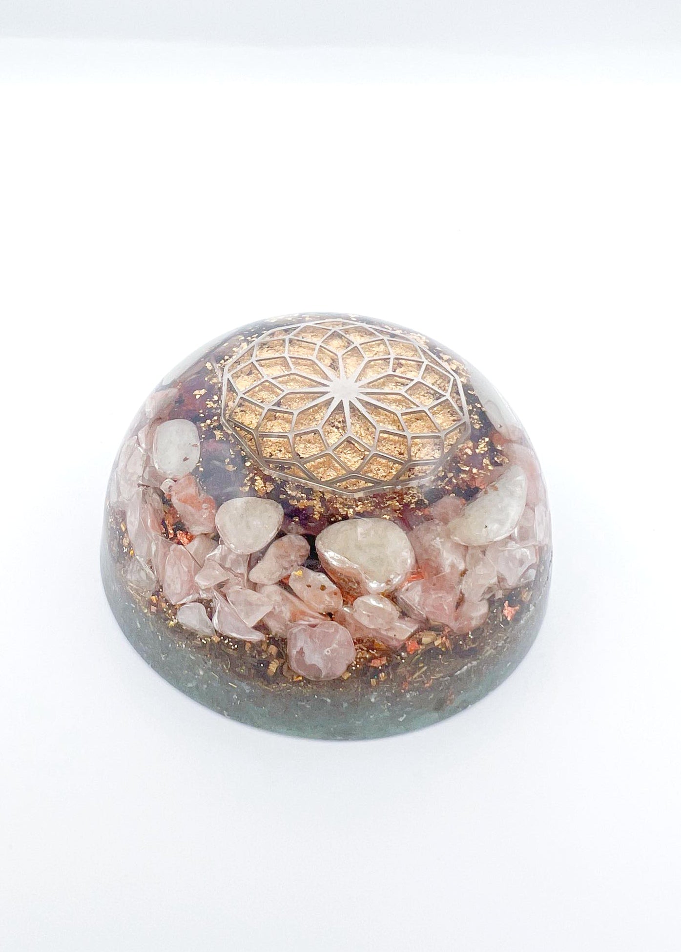 Orgonite Dôme : Lotus de vie, Aiguë-marine, Pierre du Soleil.