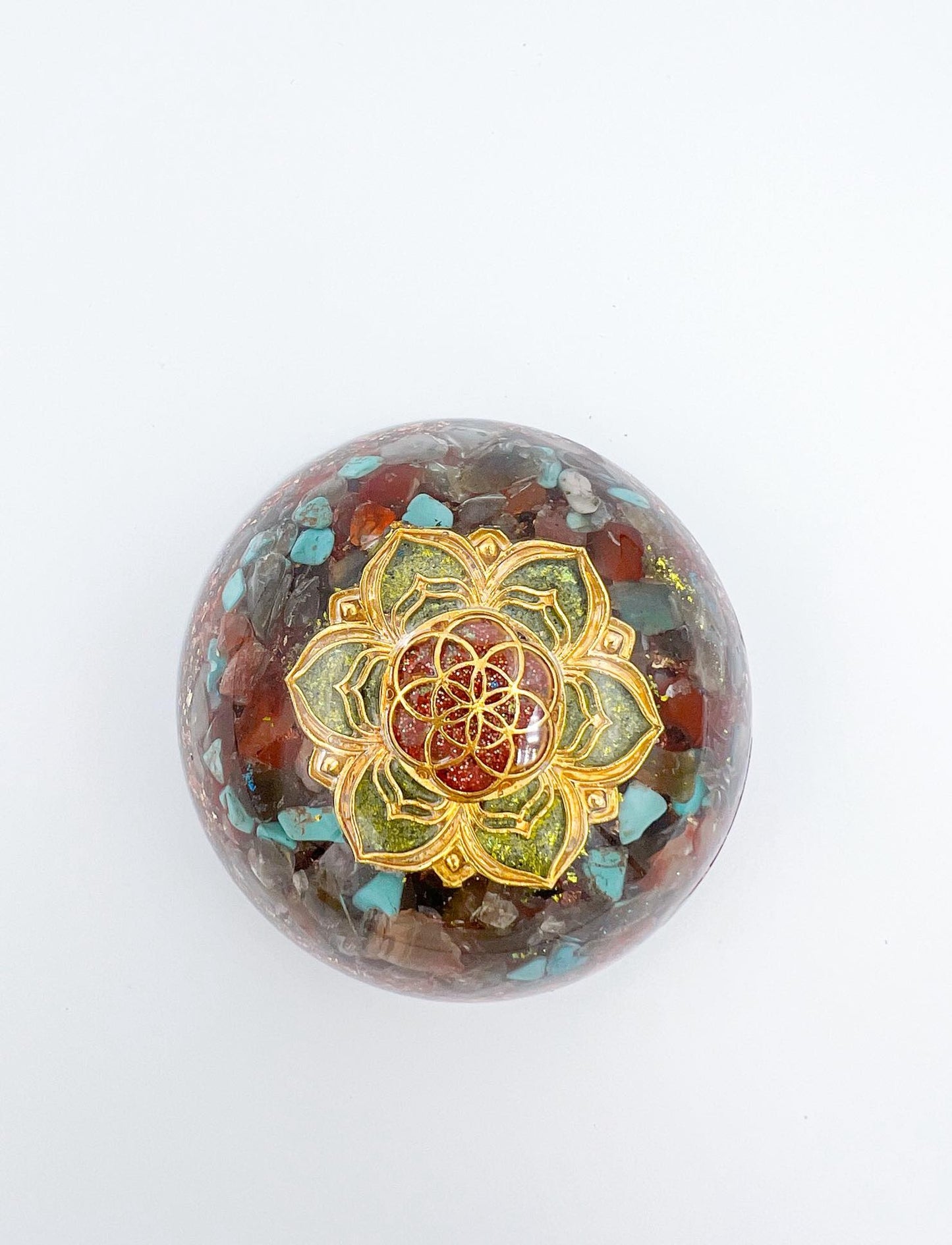 Orgonite Dôme : Graine de vie sur Lotus, Turquoise, Pierre du Soleil et Labradorite.