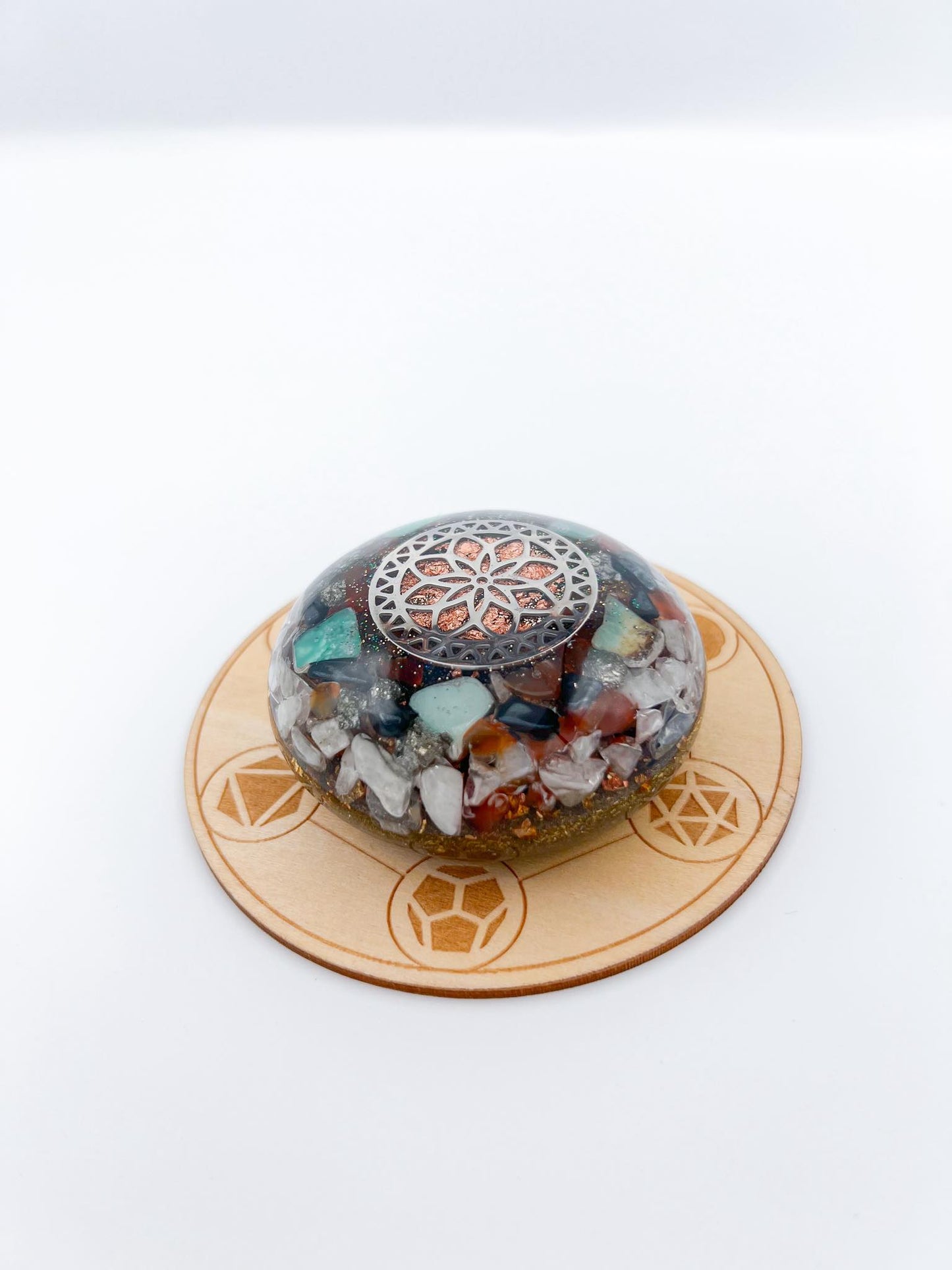 Orgonite Galet - Graine de Vie, Cornaline, Pierre de Lune, Chrysoprase, Pyrite.