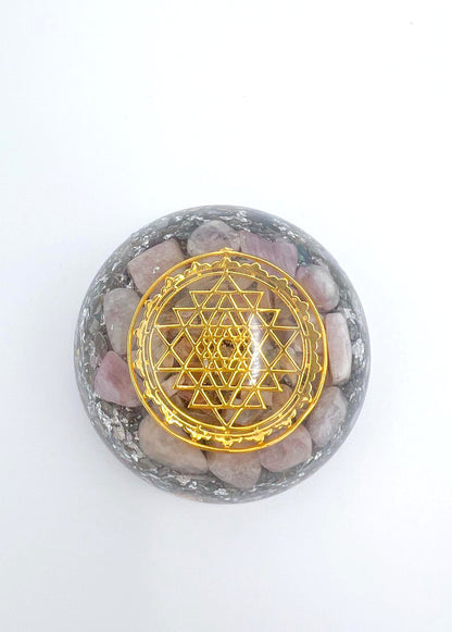 Orgonite Dôme : Sri Yantra, Kunzite et Pyrite.