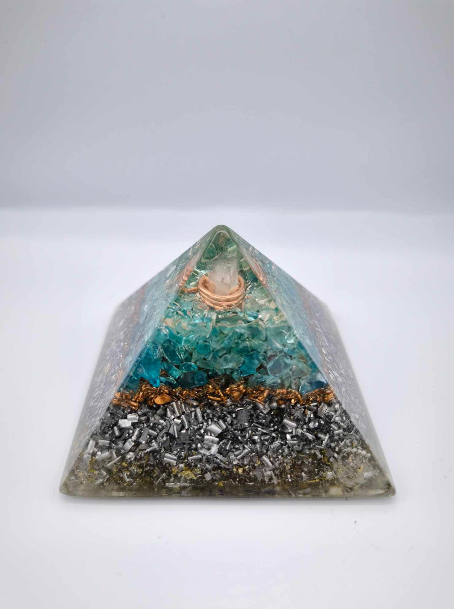 Orgonite Pyramide - Apathite bleue.