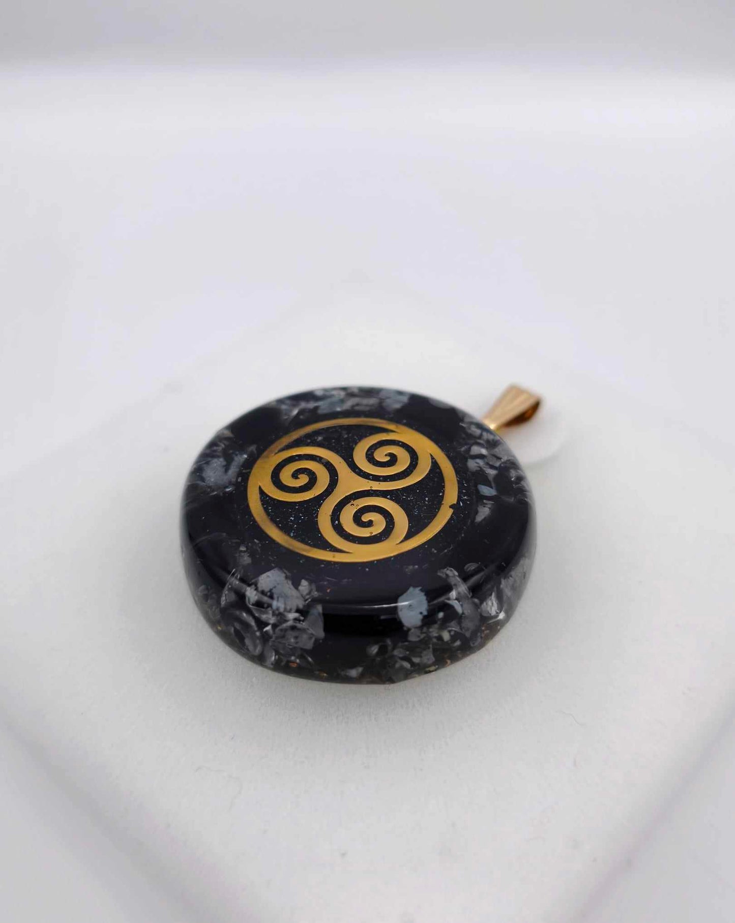 ORGONITE PENDENTIF -TRISKEL, OBSIDIENNE NOIRE ET TACHETEE.