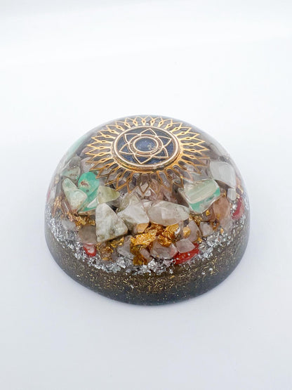 Orgonite Dôme : Expansion Solaire, Chrysoprase, Aiguë-marine et Corail rouge.