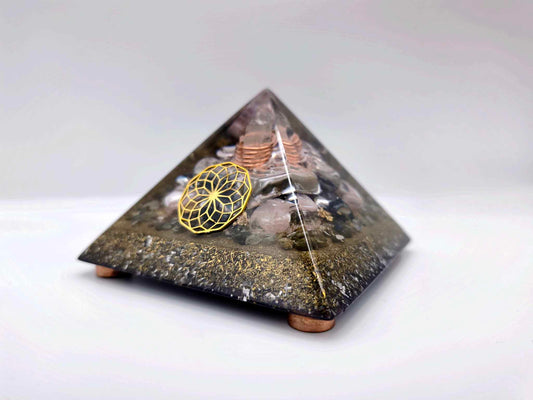 Orgonite Pyramide - Lotus de Vie, Chrysoprase, Obsidienne noire et Labradorite.