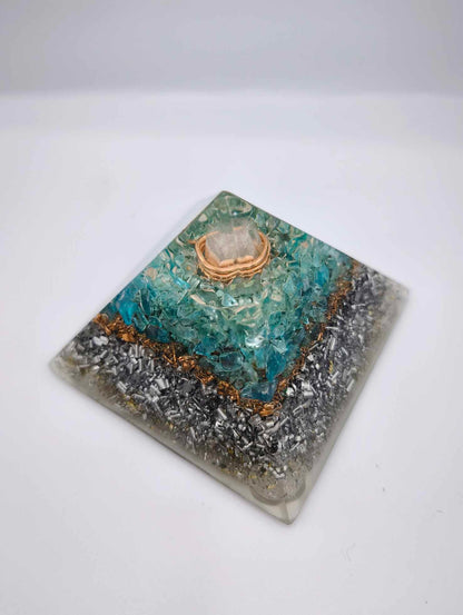 Orgonite Pyramide - Apathite bleue.