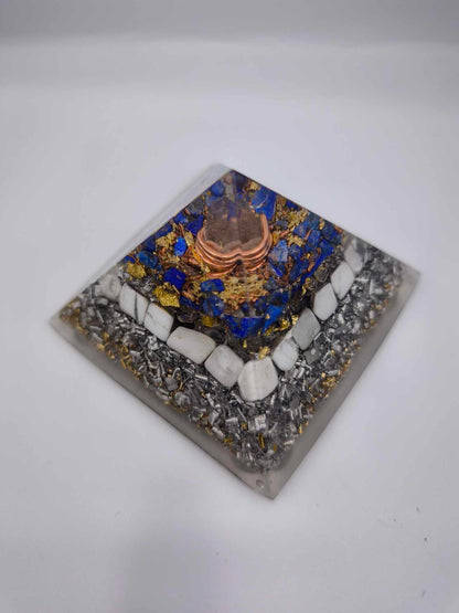 Orgonite Pyramide - Lapis Lazuli et Howlite.