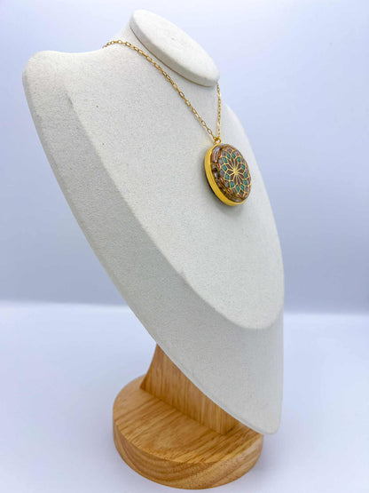Pendentif Orgonite - Lotus de vie, Pierre du soleil, tourmaline multicolore.