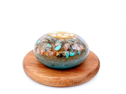 Orgonite Galet - Labradorite, Pierre du Soleil et Turquoise.