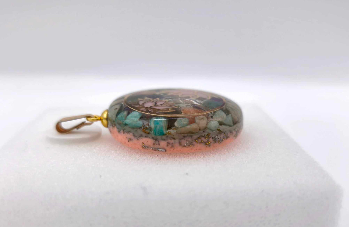 ORGONITE PENDENTIF -LOTUS ET AMAZONITE VERTE.