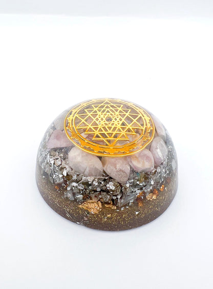 Orgonite Dôme : Sri Yantra, Kunzite et Pyrite.