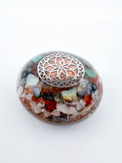 Orgonite Galet - Graine de Vie, Cornaline, Pierre de Lune, Chrysoprase, Pyrite.