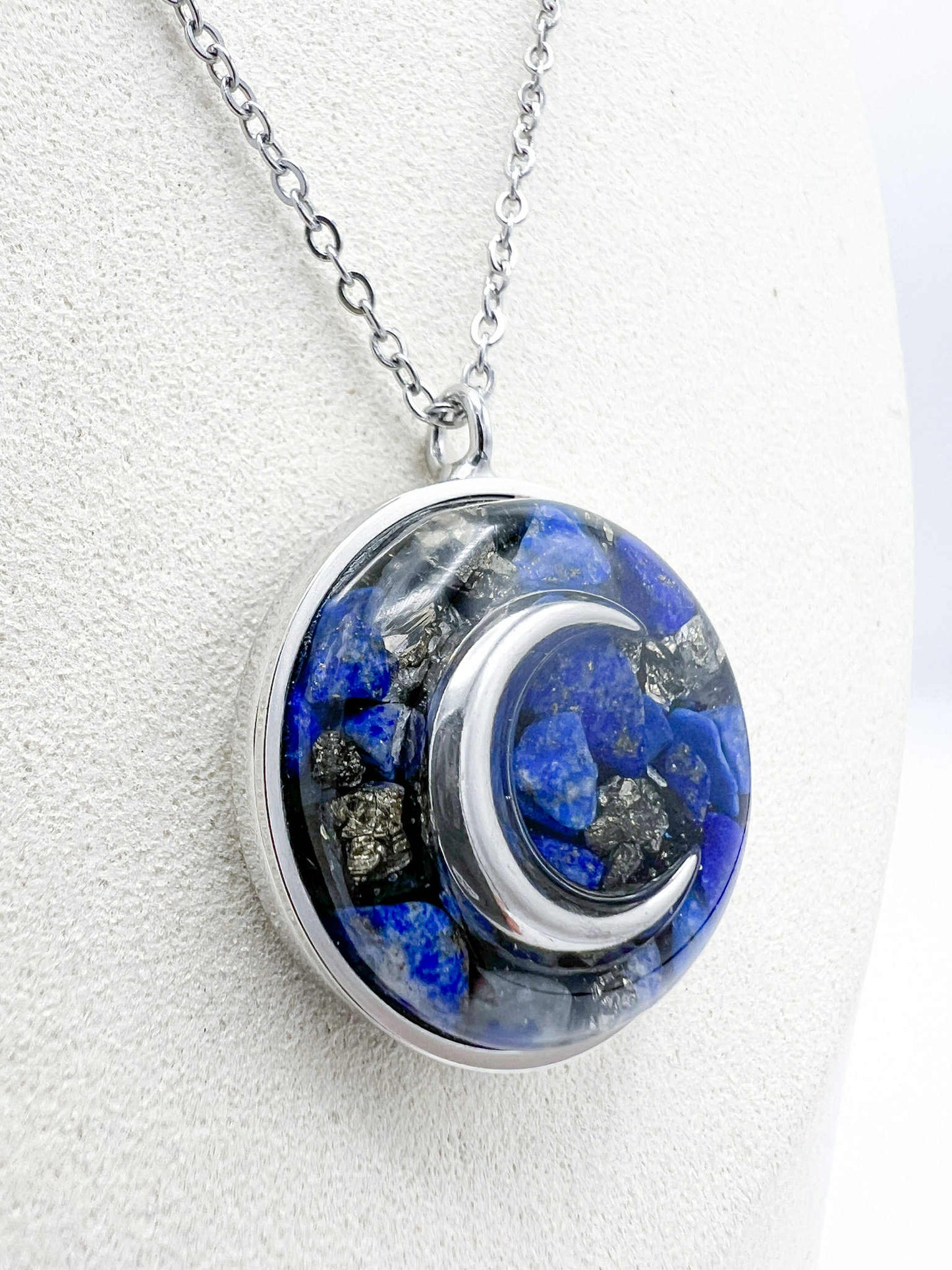 Pendentif Orgonite Lune – Lapis-Lazuli, Pyrite, Cristal de Roche