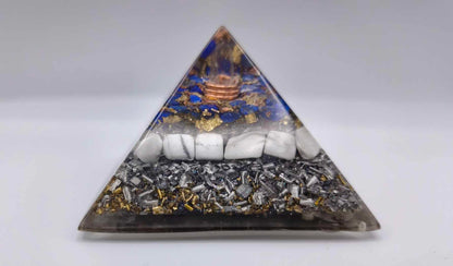 Orgonite Pyramide - Lapis Lazuli et Howlite.