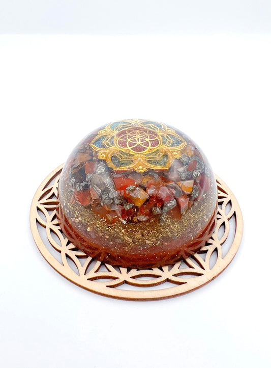 Orgonite Dôme : Graine de vie sur Lotus, Cornaline, Pyrite et Œil de tigre.