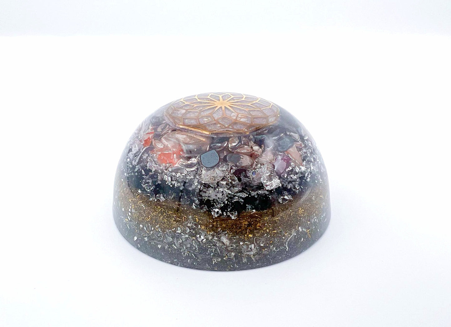 Orgonite Dôme : Lotus de vie, Cornaline, Grenat, Tourmaline Noire.