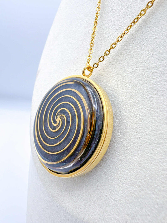 Pendentif Orgonite Vortex doré – Cristal de Roche