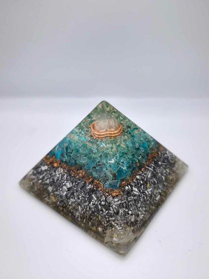 Orgonite Pyramide - Apathite bleue.