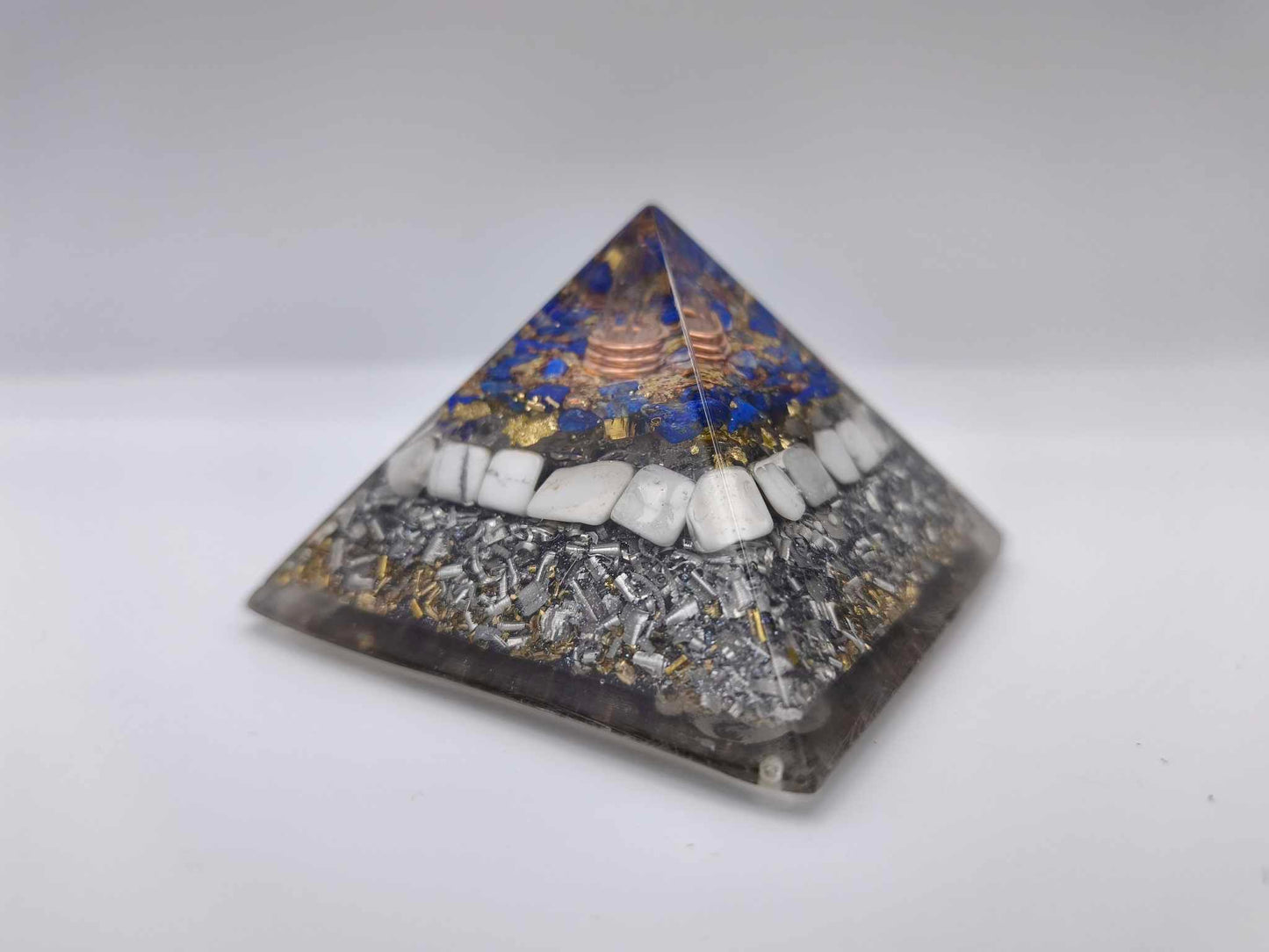 Orgonite Pyramide - Lapis Lazuli et Howlite.