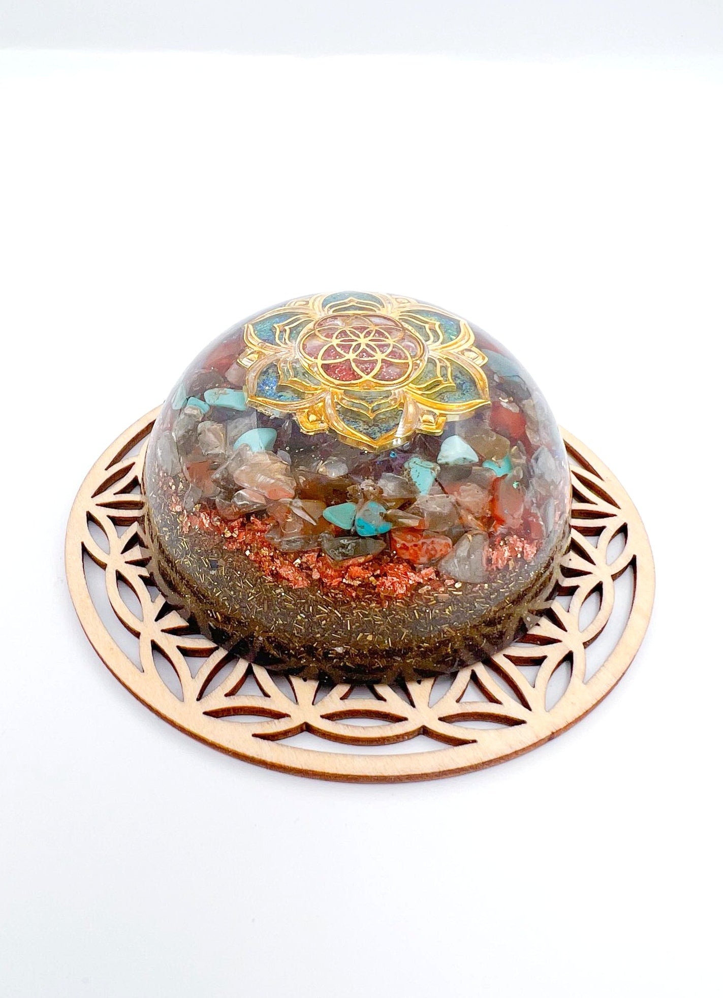 Orgonite Dôme : Graine de vie sur Lotus, Turquoise, Pierre du Soleil et Labradorite.