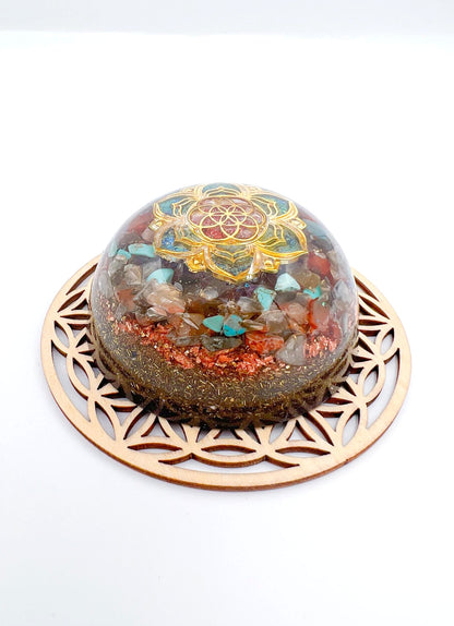 Orgonite Dôme : Graine de vie sur Lotus, Turquoise, Pierre du Soleil et Labradorite.