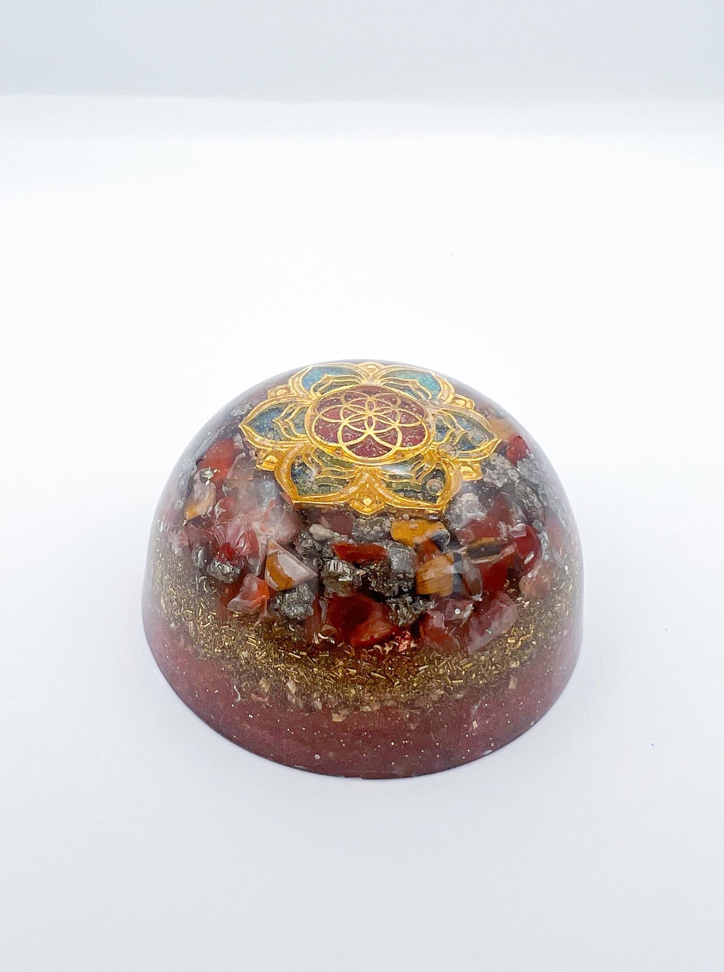 Orgonite Dôme : Graine de vie sur Lotus, Cornaline, Pyrite et Œil de tigre.