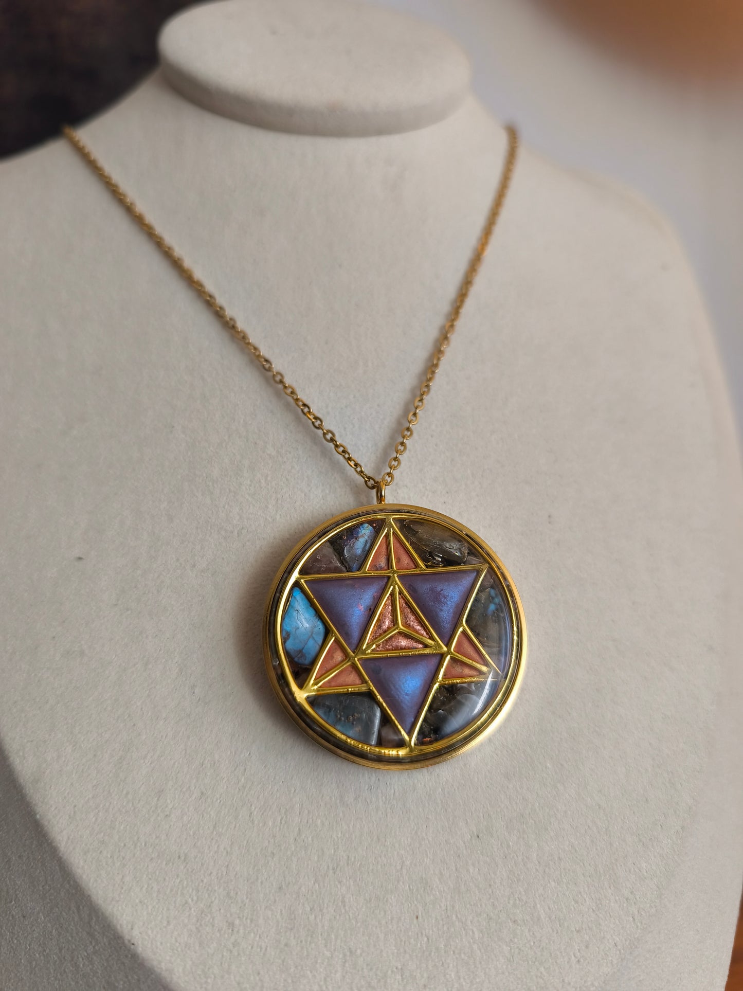 Pendentif Orgonite Merkaba – Labradorite, Pierre du Soleil, Cristal de Roche